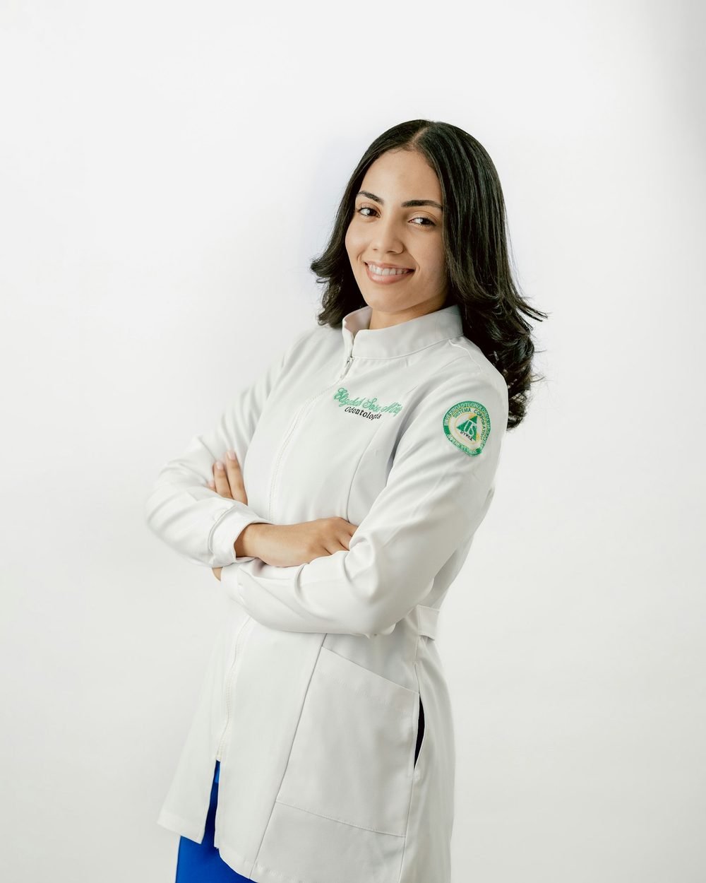 Retrato de la Dra. Mariana Escalante con bata médica
